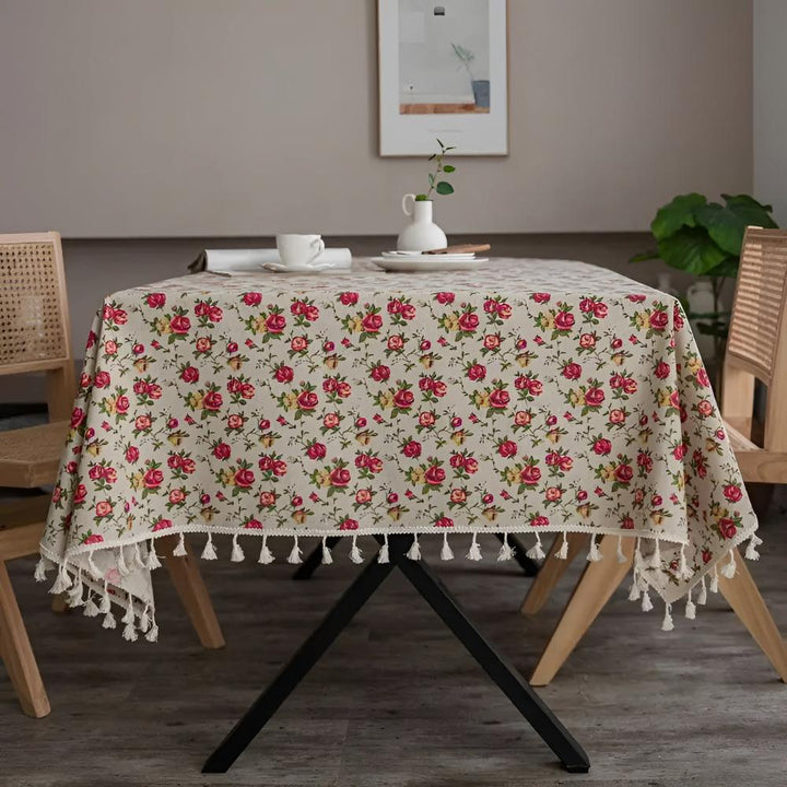Tischdecke mit kleinen Blumen und Quasten