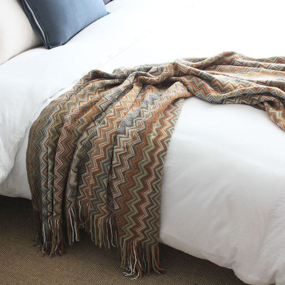 Farbige Zickzack-Strickdecke mit Quasten