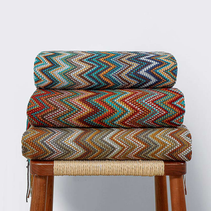 Farbige Zickzack-Strickdecke mit Quasten