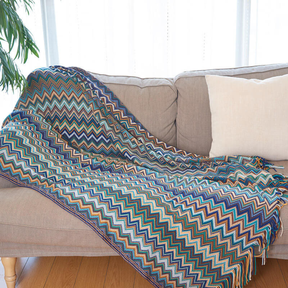 Farbige Zickzack-Strickdecke mit Quasten