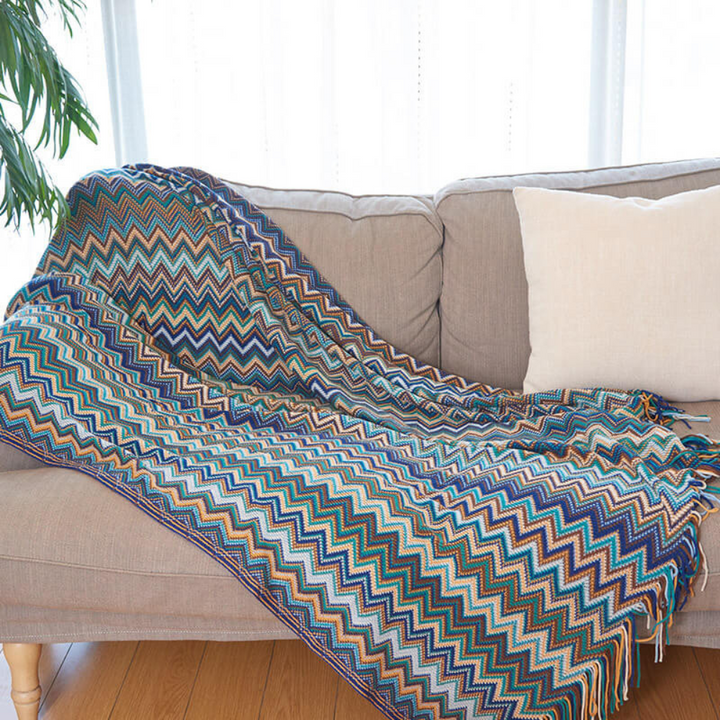 Farbige Zickzack-Strickdecke mit Quasten