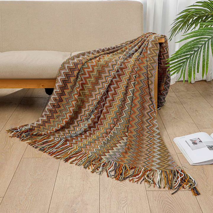 Farbige Zickzack-Strickdecke mit Quasten