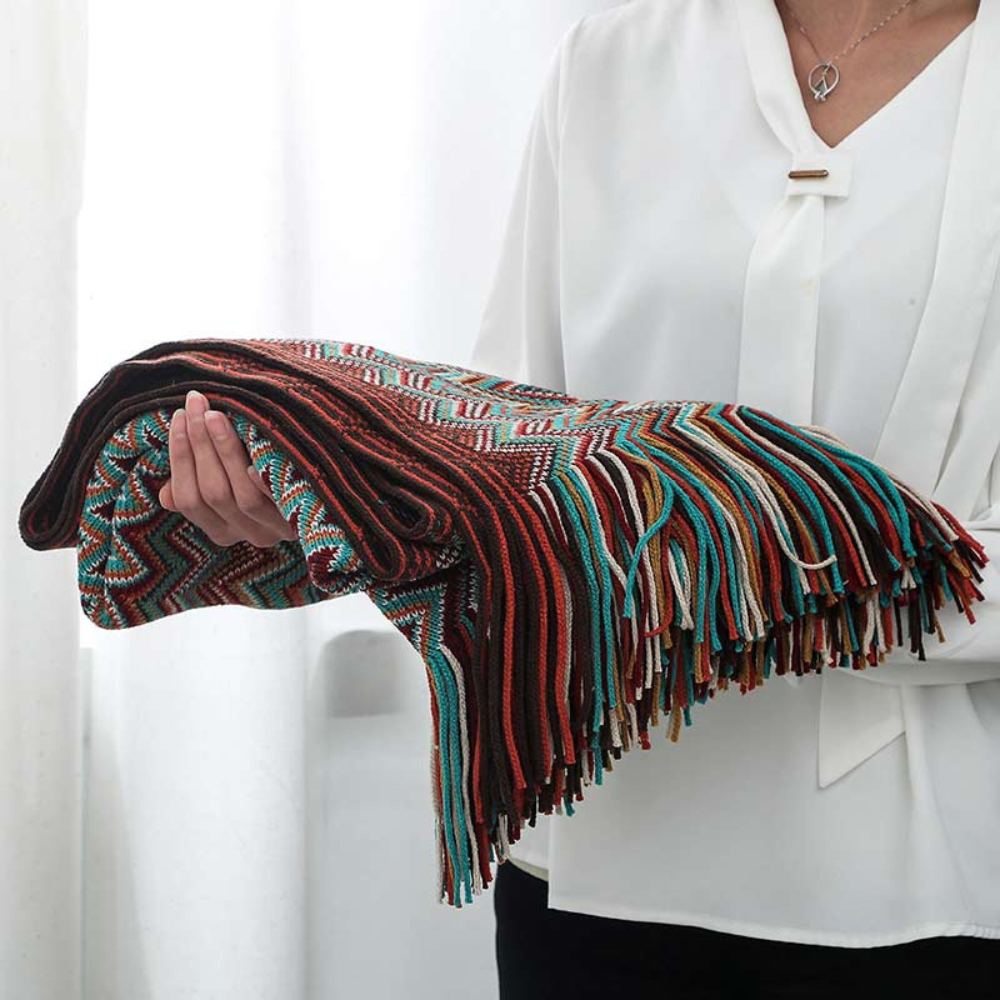 Farbige Zickzack-Strickdecke mit Quasten