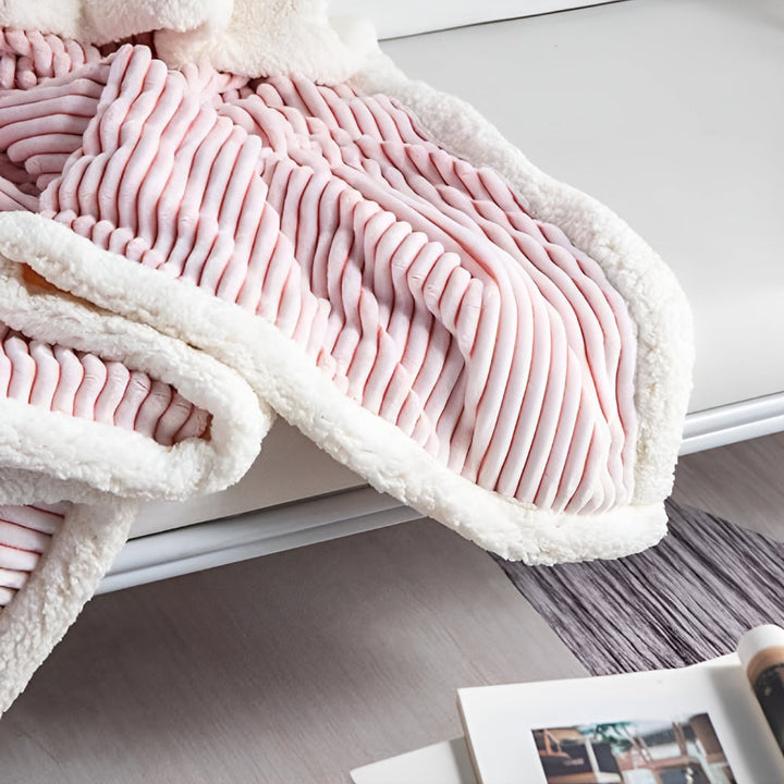 Sherpa-Kuscheldecke mit strukturierten Streifen