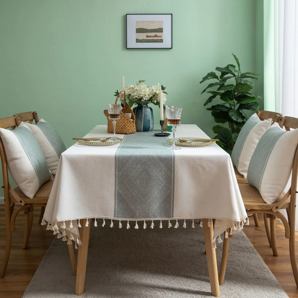 Jacquard-Tischdecke mit geometrischem Muster und Quasten