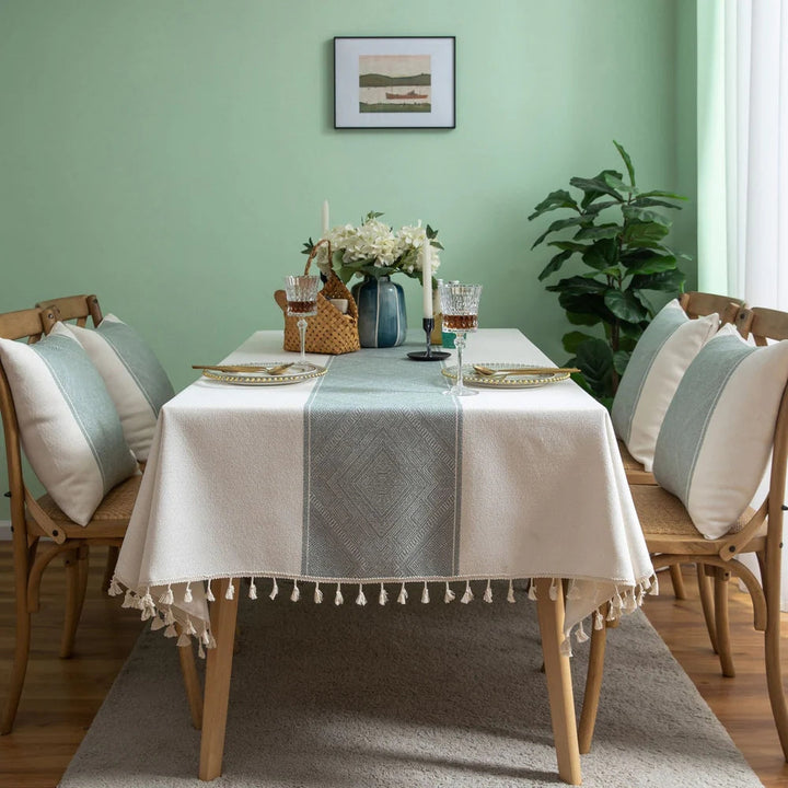 Jacquard-Tischdecke mit geometrischem Muster und Quasten