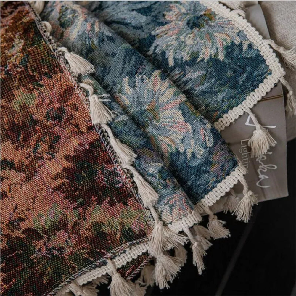 Dunkelblauer Vorhang mit Blumenmuster und Quasten