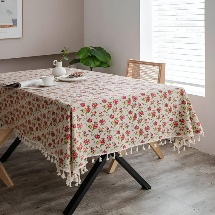 Tischdecke mit kleinen Blumen und Quasten