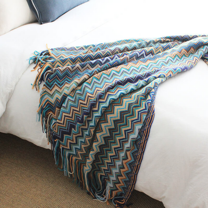 Farbige Zickzack-Strickdecke mit Quasten