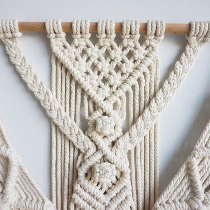 Geometrischer weißer Makramee-Wandbehang