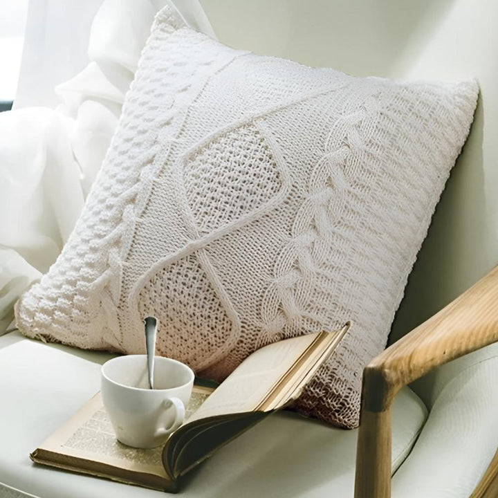 Gestrickte Kissenhülle mit Zopfmuster