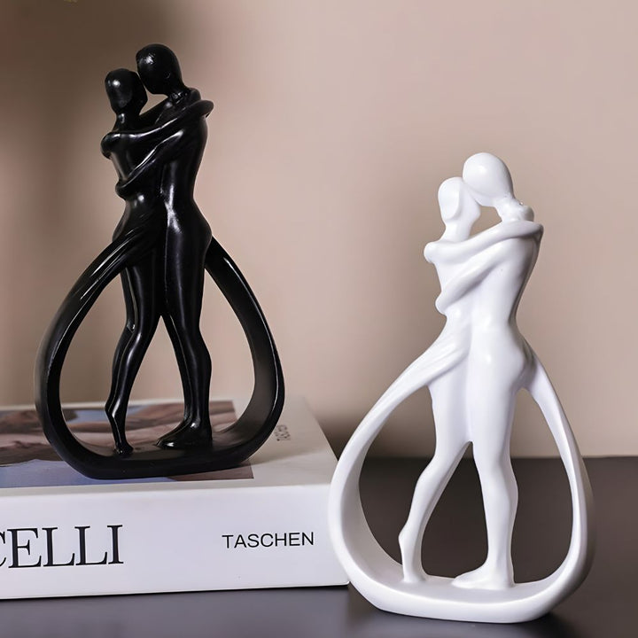 Harzskulptur – umschlungenes Paar