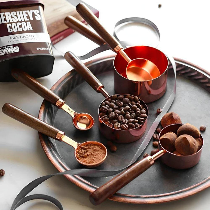 Kupferfarbene Messlöffel und Messbecher