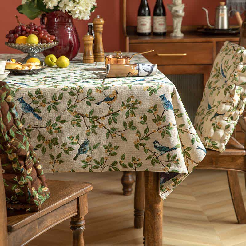 Tischdecke mit Blumen- und Vogelmuster