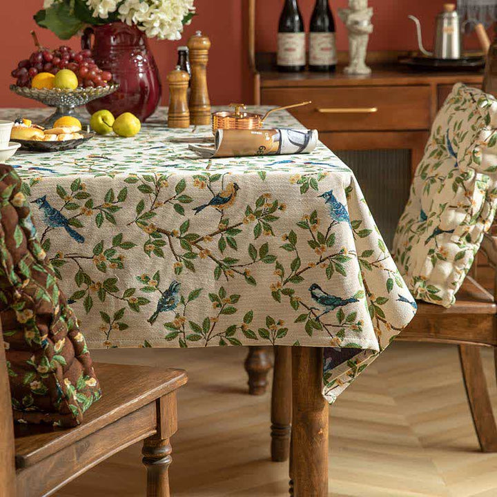 Tischdecke mit Blumen- und Vogelmuster