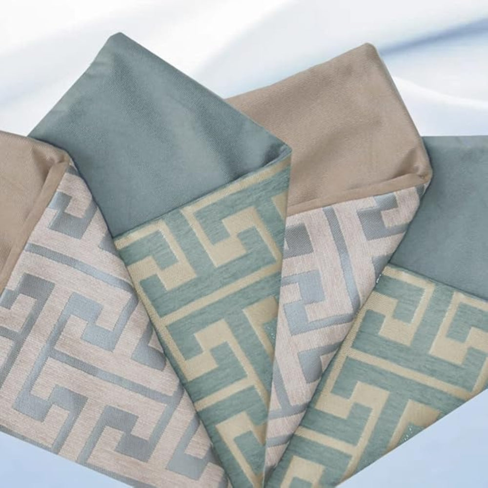 Kissenhülle aus besticktem Chenille mit Labyrinthmuster