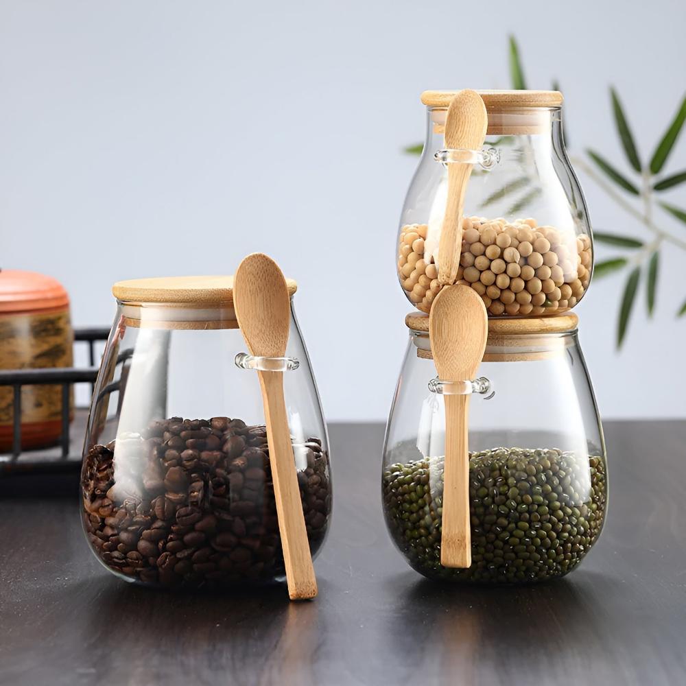 Vorratsglas mit Holzdeckel und Löffel