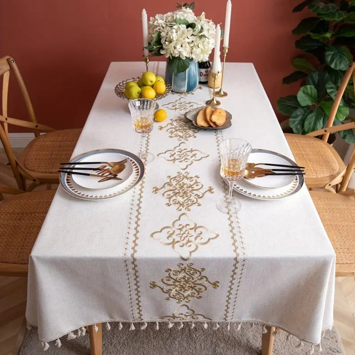 Jacquard-bestickte Tischdecke mit hellen Quasten