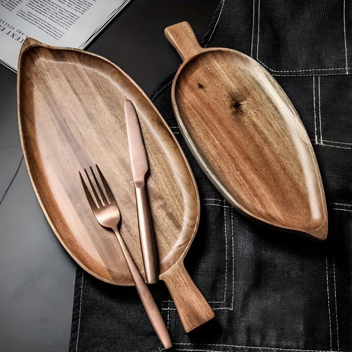 Serviertablett aus Holz in Blattform