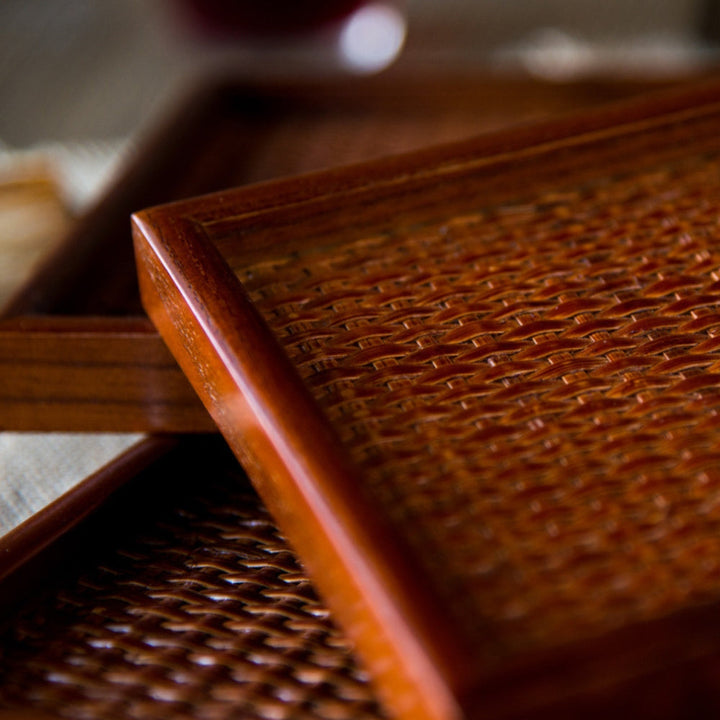 Holztablett für Tee mit Rattanmuster