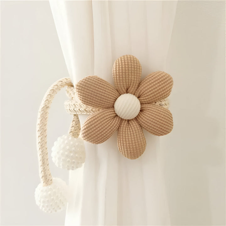 Raffhalter mit bestickter Blume und Perle