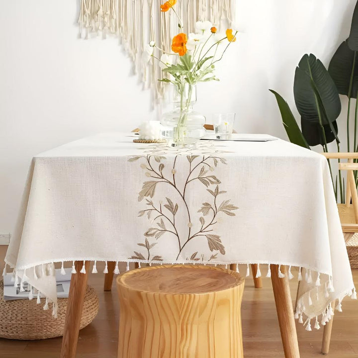 Tischdecke mit Blumenstickerei und Fransen