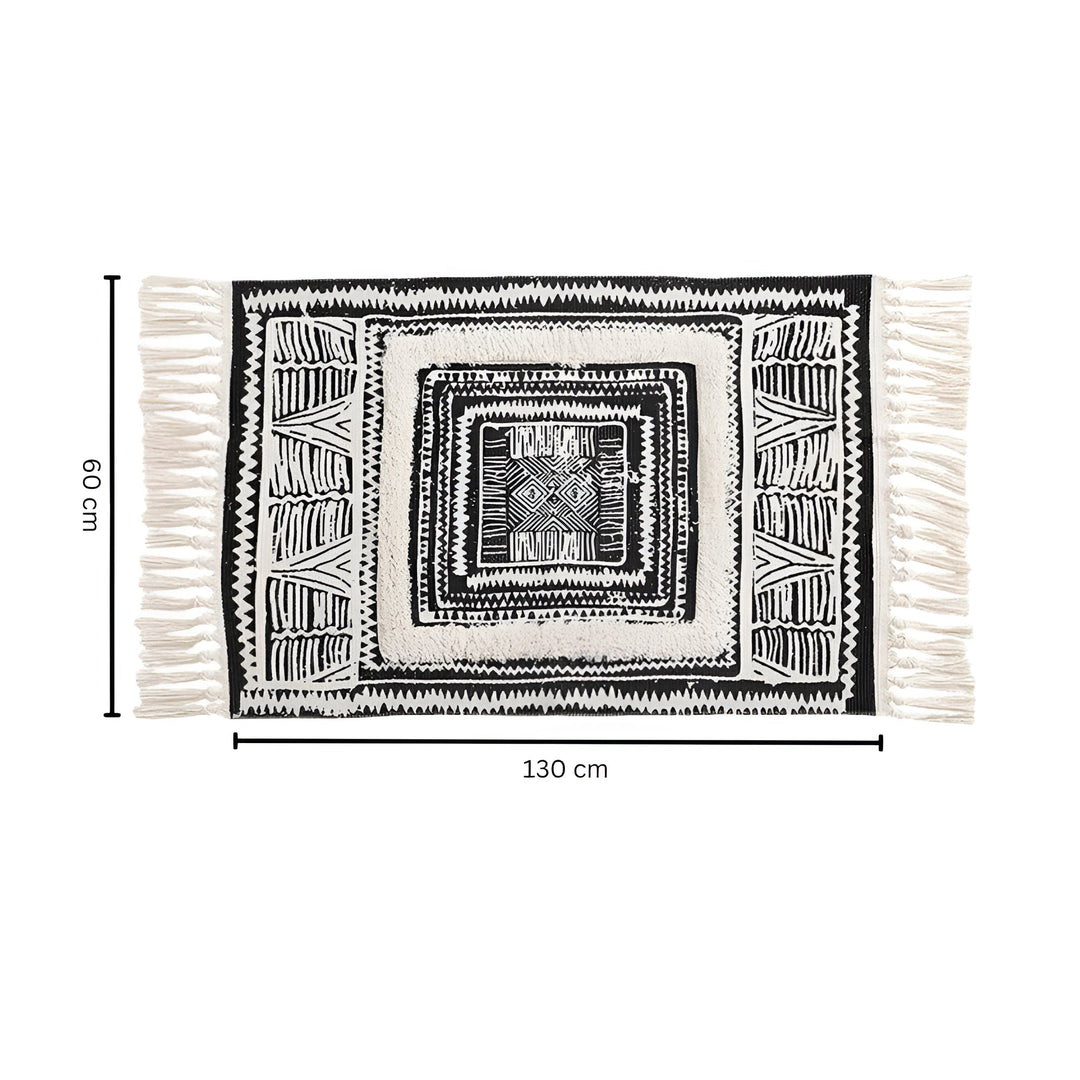 Schwarz-weißer geometrischer Teppich mit Quasten