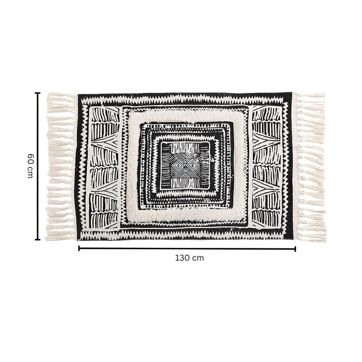 Schwarz-weißer geometrischer Teppich mit Quasten