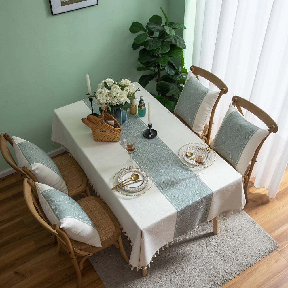 Jacquard-Tischdecke mit geometrischem Muster und Quasten