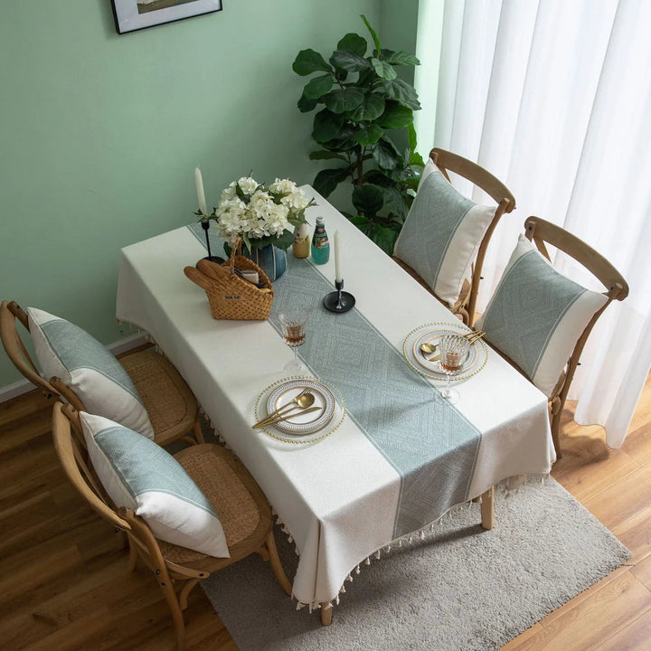 Jacquard-Tischdecke mit geometrischem Muster und Quasten