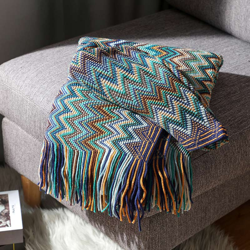 Farbige Zickzack-Strickdecke mit Quasten