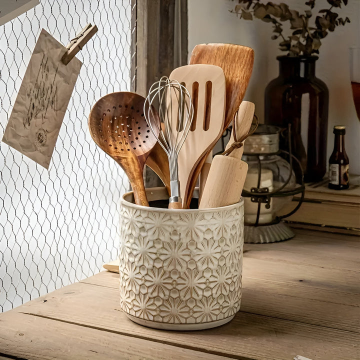 Keramik-Utensilienhalter mit erhabenem Blumenrelief