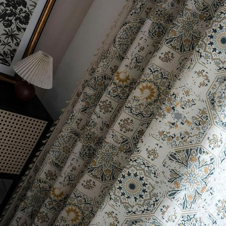 Boho-Vorhang mit Blumenmuster und Quasten