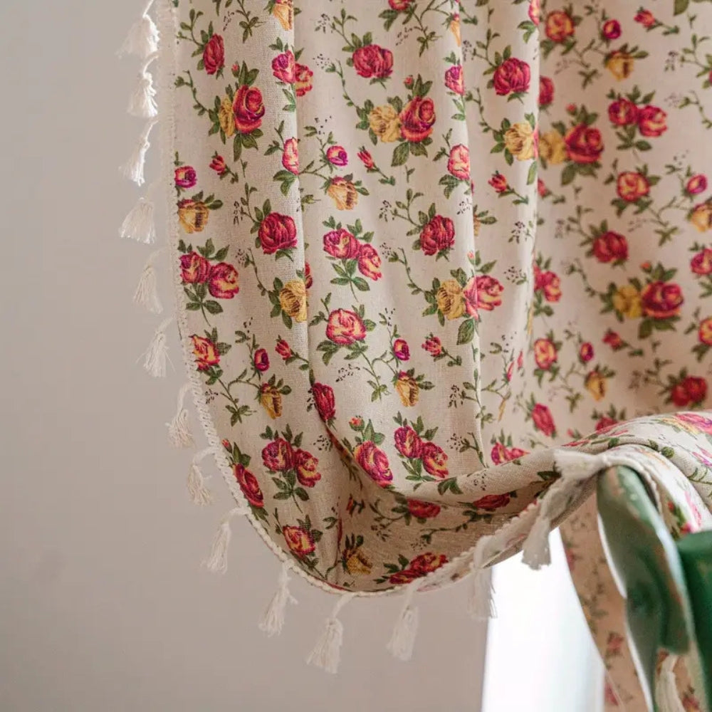 Vorhang aus Baumwoll-Leinen-Mischgewebe mit Blumen und Quasten