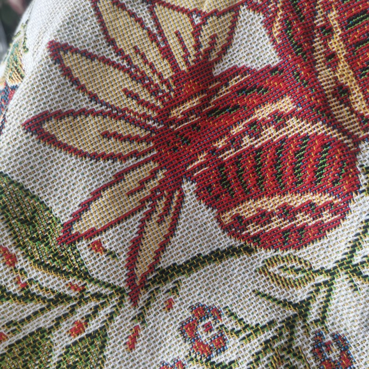 Sofaüberwurf mit Blumenmuster im Landhausstil