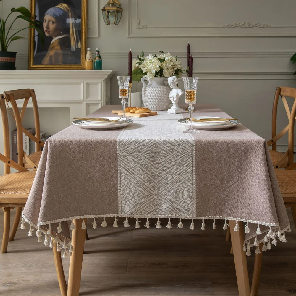 Jacquard-Tischdecke mit geometrischem Muster und Quasten