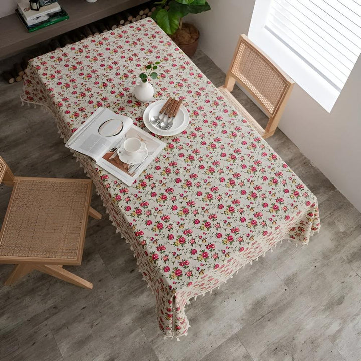 Tischdecke mit kleinen Blumen und Quasten