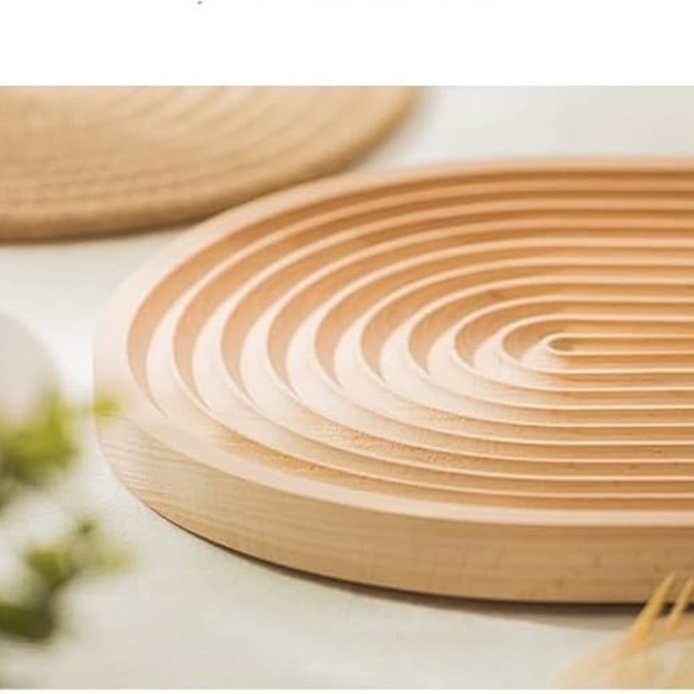 Serviertablett aus Holz mit Rillenmuster