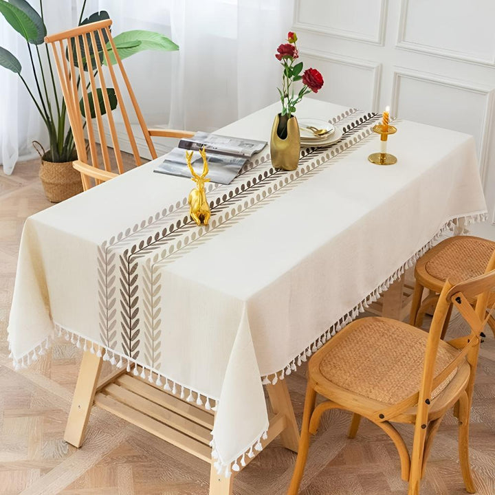Tischdecke mit gesticktem Blättermuster und Fransenrand