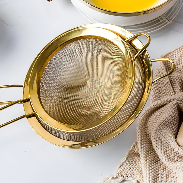 Feinsieb aus Eisen mit goldener Oberfläche
