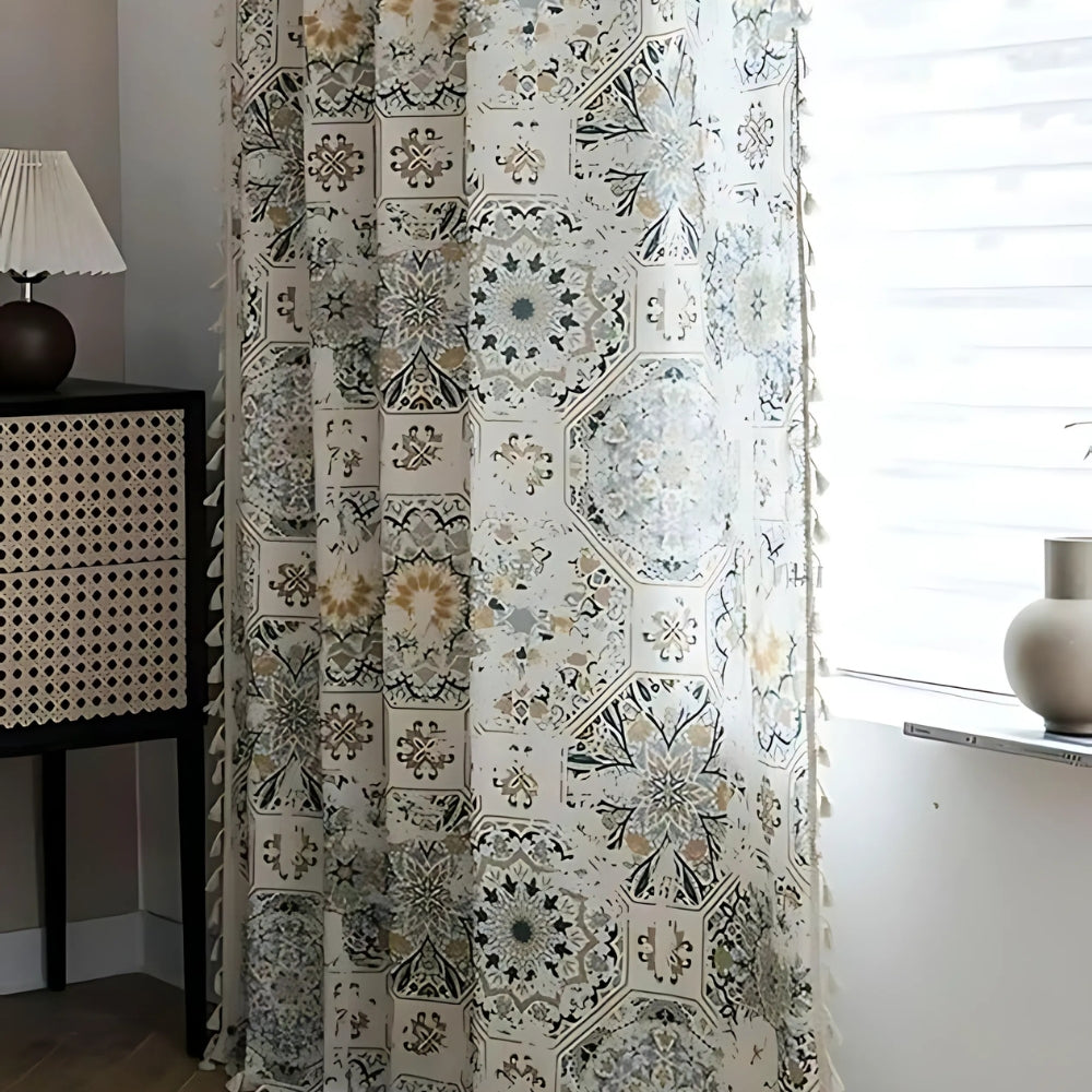 Boho-Vorhang mit Blumenmuster und Quasten