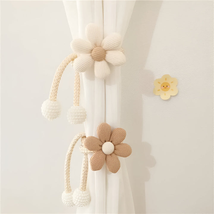Raffhalter mit bestickter Blume und Perle