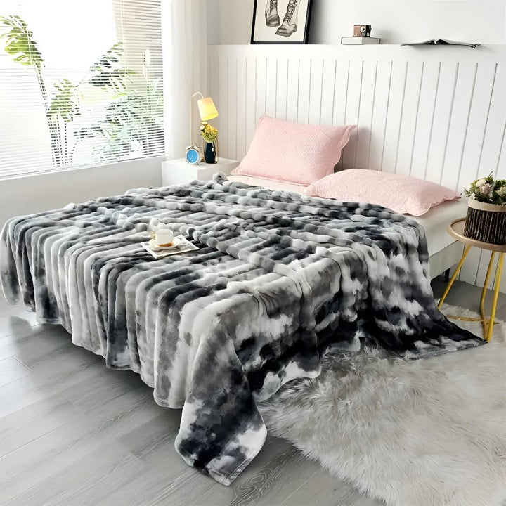 Kuscheldecke aus Kunstfell mit Batikmuster
