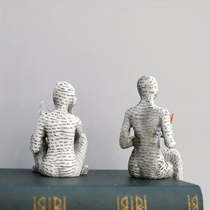 Figur einer lesenden Frau aus Kunstharz