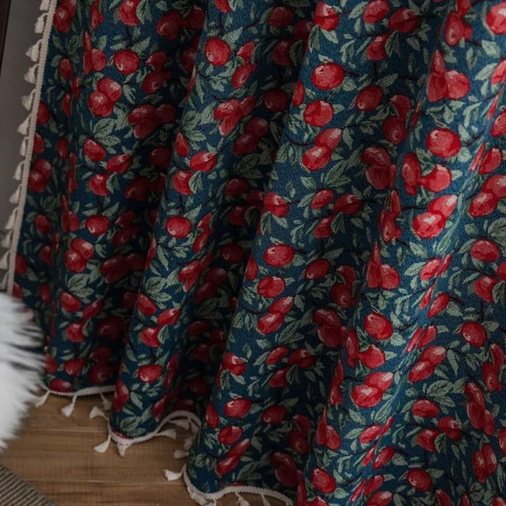 Halbverdunkelnder Vorhang mit Kirschblüten und Quasten