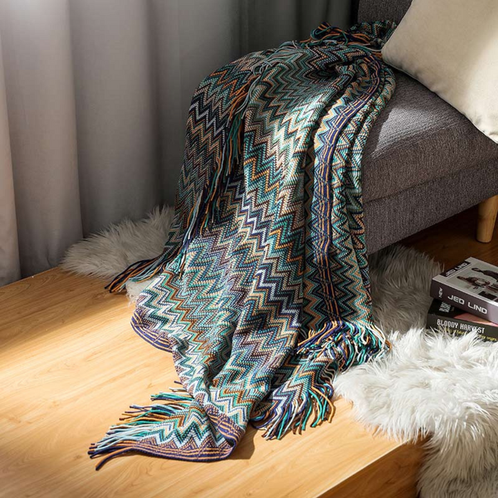 Farbige Zickzack-Strickdecke mit Quasten