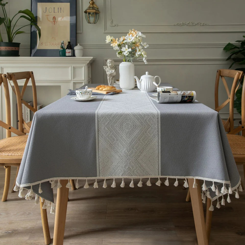 Jacquard-Tischdecke mit geometrischem Muster und Quasten