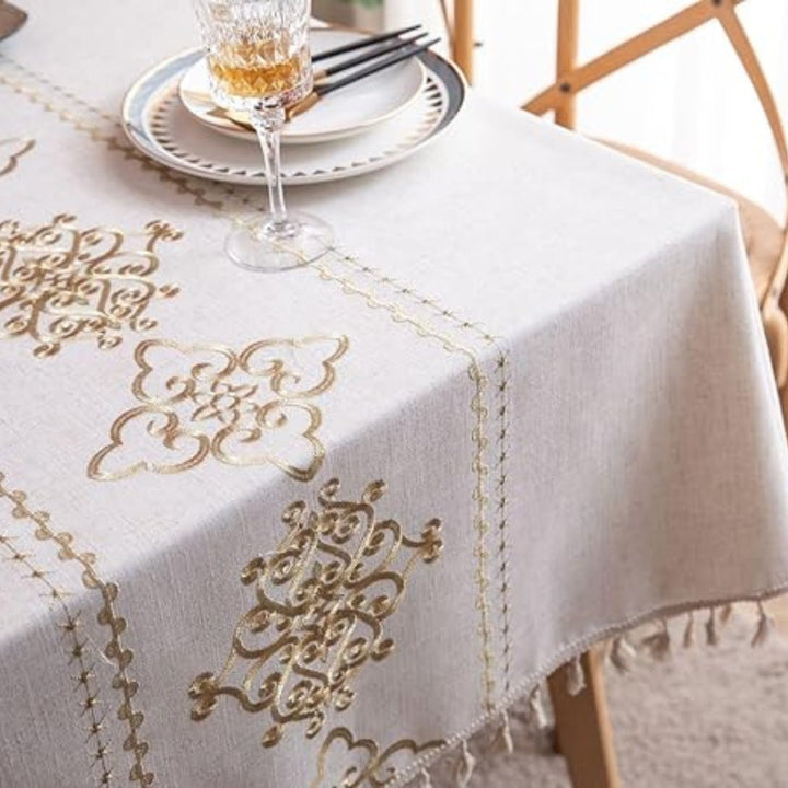 Jacquard-bestickte Tischdecke mit hellen Quasten