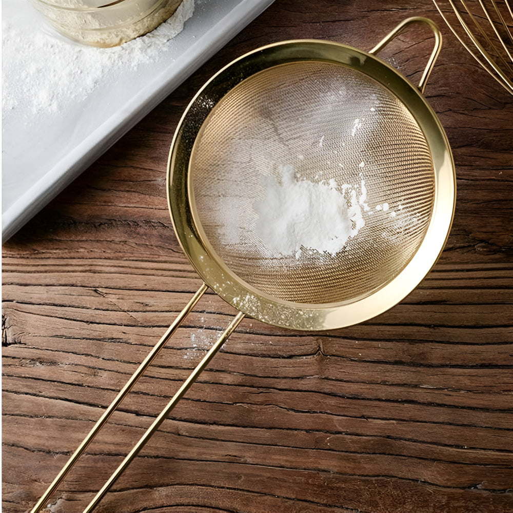 Feinsieb aus Eisen mit goldener Oberfläche