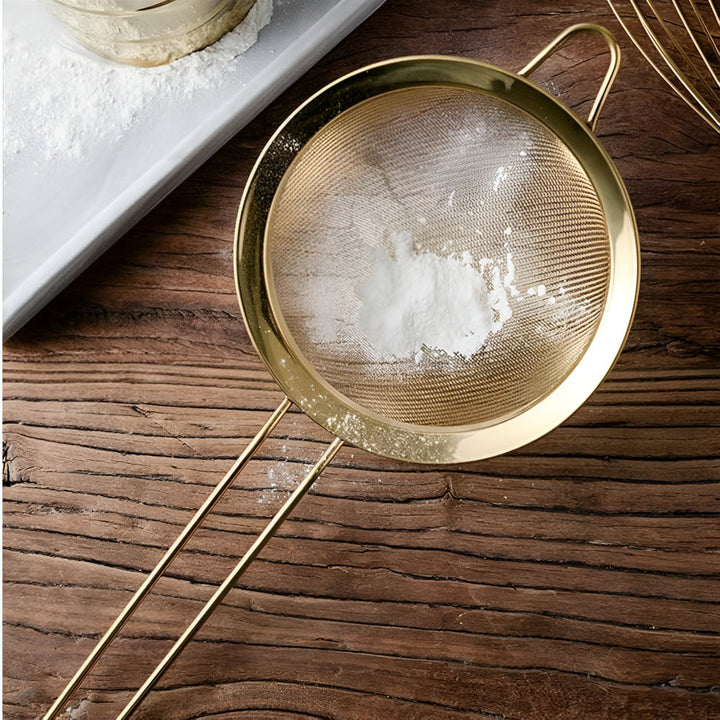 Feinsieb aus Eisen mit goldener Oberfläche